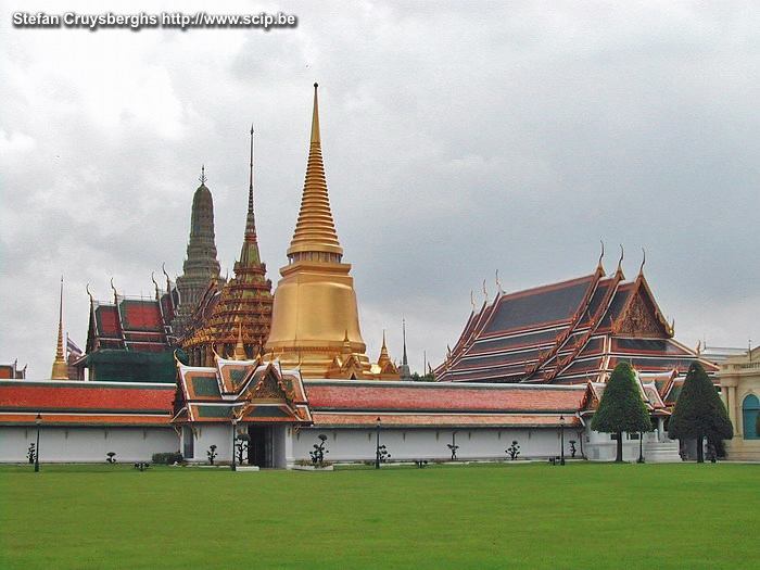 Bangkok - Paleis Vooraan de gouden Phra Si Chedi, gevolgd door Phra Mondop met zijn groene glazen tegels en kroonvormig dak. Stefan Cruysberghs